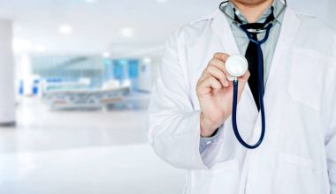 Doktor stetoskop bir hastane koğuşunda arka plan üzerinde tutan