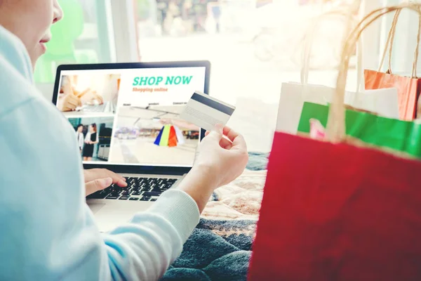 女人购物网上信用卡享受在使用笔记本电脑 — 图库照片