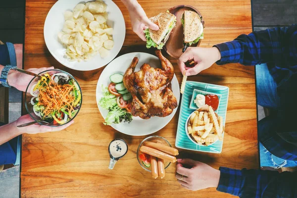 La gente Fiesta y comer pollo a la parrilla son felices disfrutando en ho — Foto de Stock