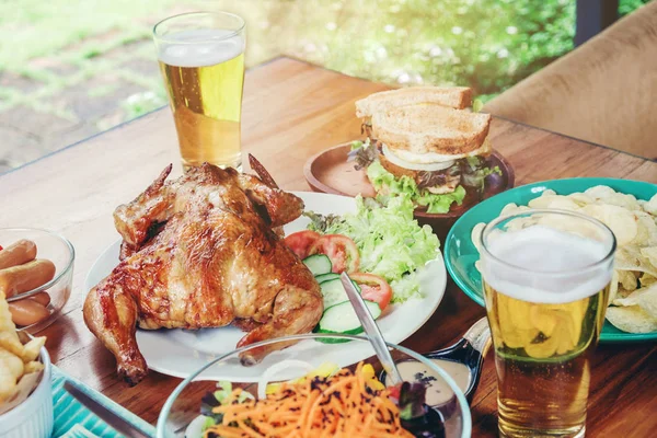 Fiesta de la cerveza y pollo a la parrilla feliz disfrutando en casa — Foto de Stock