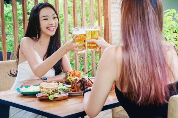 Bira ve kodes camları en mutlu içme genç Asyalı kadınlar