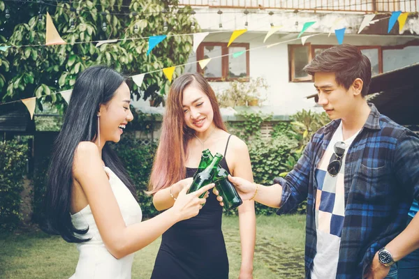 Grupo de jóvenes asiáticos feliz mientras disfruta de la fiesta en casa en g — Foto de Stock