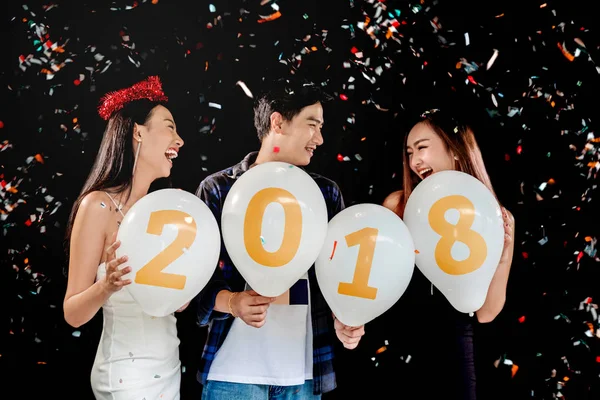 Newyear parti, kutlama parti grup Asyalı genç insanlar hol