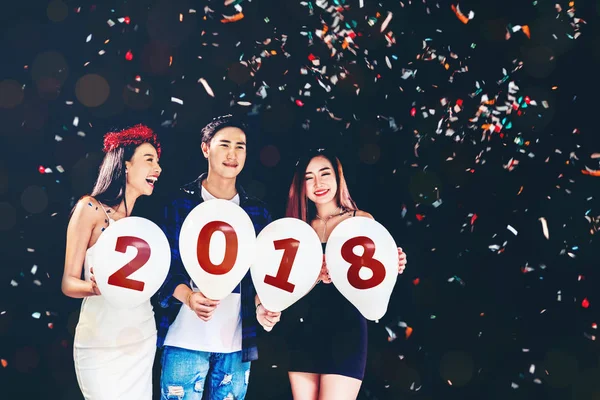 Newyear parti, kutlama parti grup Asyalı genç insanlar hol