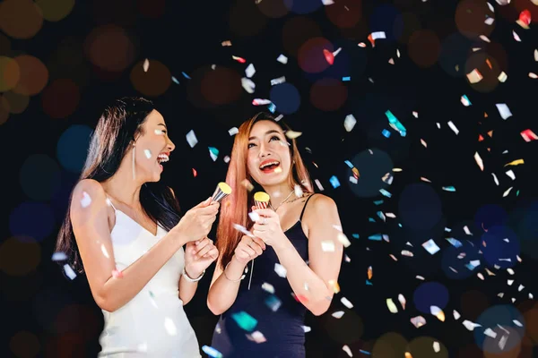 アジアの若い女性と幸せな紙吹雪のお祝いパーティー グループ, — ストック写真