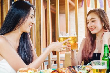 Bira ve kodes camları en mutlu içme genç Asyalı kadınlar