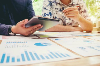 Başlangıç iş takım toplantısı dijital tablet yeni busi üzerinde çalışma