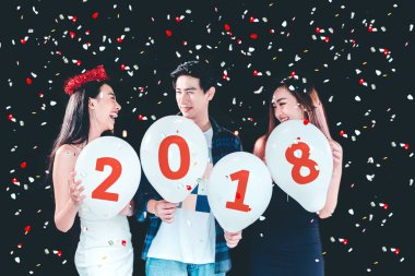 Newyear parti, kutlama parti grup Asyalı genç insanlar hol