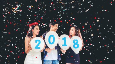 Newyear parti, kutlama parti grup Asyalı genç insanlar hol
