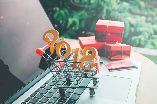 Alışveriş online tahta sopalarla kredi kart kavramı ile 2018