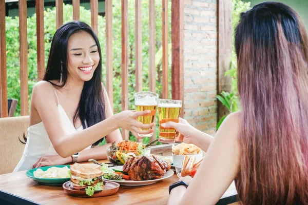 Bira ve kodes camları en mutlu içme genç Asyalı kadınlar