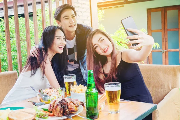 Ομάδα φίλων λήψη selfie και τρώει τα τρόφιμα είναι ευχάριστη θέση έχουν κ — Φωτογραφία Αρχείου