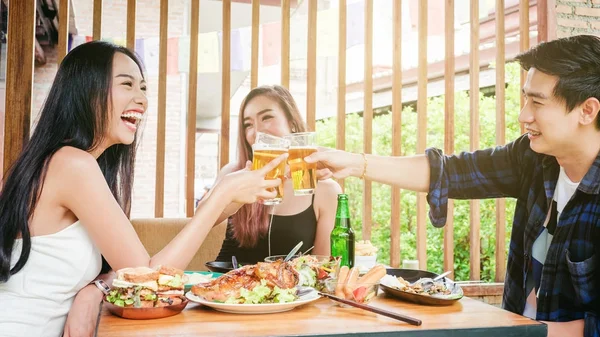 Grupo de jóvenes asiáticos celebrando festivales de cerveza feliz whi — Foto de Stock