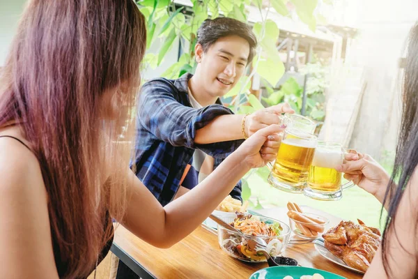 Grupo de jóvenes asiáticos celebrando festivales de cerveza feliz whi — Foto de Stock