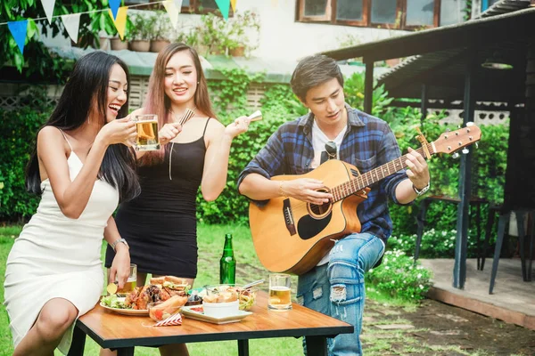 Grupo de jóvenes asiáticos felices mientras disfrutan de la fiesta en casa y — Foto de Stock