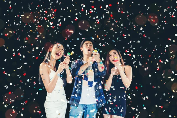 Kutlama parti grup Asyalı genç insan konfeti s holding — Stok fotoğraf