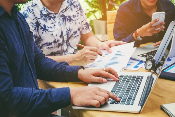 Uppstart team affärskollegor möte på lapyo planera Strat — Stockfoto