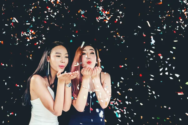 Celebration party group of asian young woman holding confetti ha — Stock Photo, Image