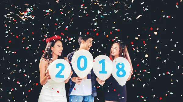 Newyear parti, kutlama parti grup Asyalı genç insanlar hol — Stok fotoğraf