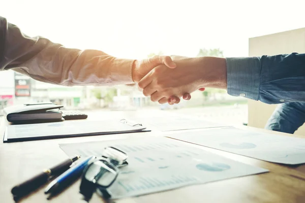 Business startup people colleagues shaking hands meting Planning — Stock Photo, Image