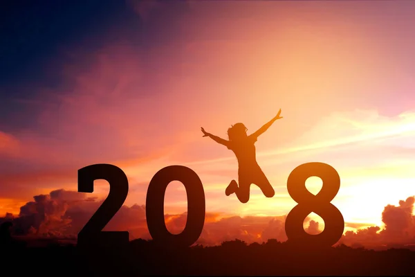 Silhouet jonge vrouw springen naar 2018 nieuwjaar — Stockfoto