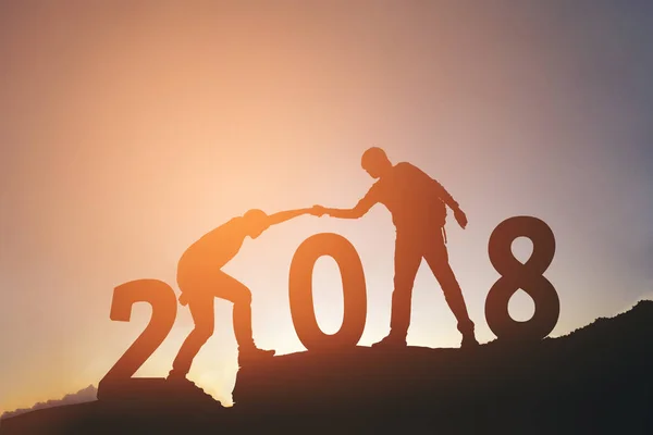 Yardım hiking arkadaş birbirlerine mou üzerinde 2018 yeni yılda siluet — Stok fotoğraf
