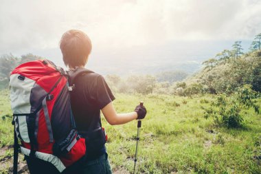Turist iz sırt çantası cr ile seyahat adam ormandaki hiking