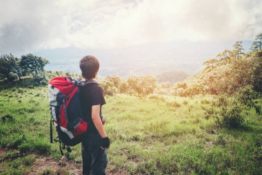 Turist iz sırt çantası cr ile seyahat adam ormandaki hiking