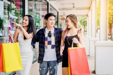 Alışveriş Asya arkadaş yürüyüş ve Viyadükler alışveriş alışveriş
