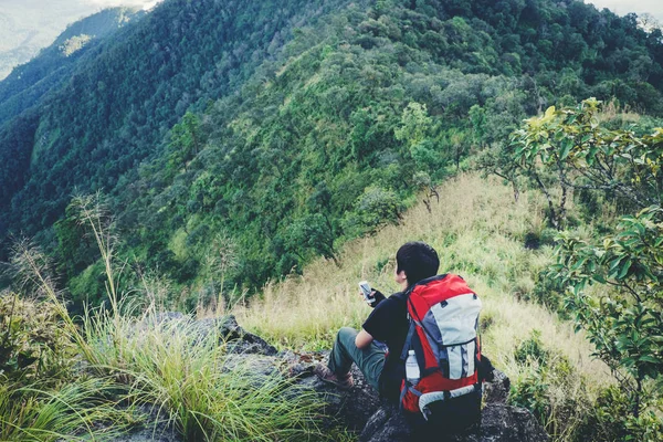 Sentiero turistico escursionismo nella foresta Traveler Man con zaino cr — Foto Stock