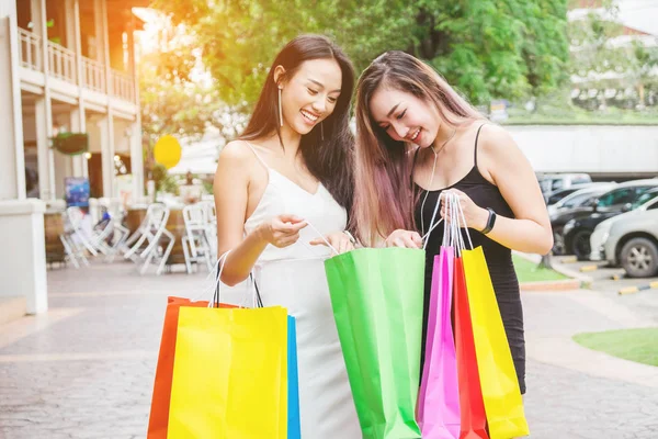 Glad asiatiska kvinnor vänskap njuter utgifterna shoppingkassar i — Stockfoto