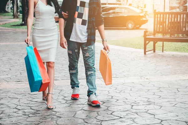 Ζευγάρι απολαμβάνοντας ρομαντικές αποδράσεις δαπάνες ψώνια μόδας τσάντες για ψώνια — Φωτογραφία Αρχείου