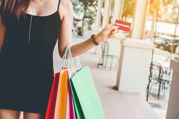 Mujer sosteniendo crédito crad disfrutando de compras calle — Foto de Stock