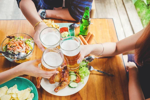 Grupo de jóvenes asiáticos celebrando festivales de cerveza feliz whi — Foto de Stock