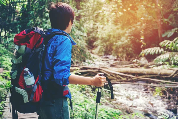 Turist iz sırt çantası cr ile seyahat adam ormandaki hiking