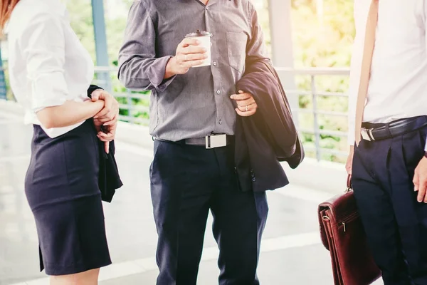 Grupo Asiático de Empresarios hablando al aire libre después del trabajo — Foto de Stock