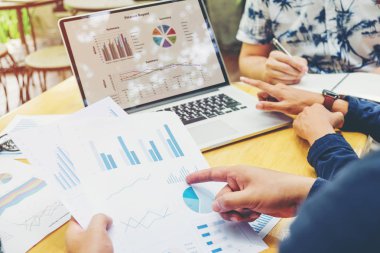 Yeni iş projede çalışan başlangıç iş takım toplantısı