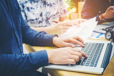 Takım çalışması iş takım toplantısı Laptop yeni bu çalışma başlatmak