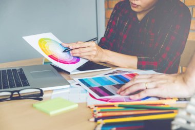 İki grafik tasarımcı grafik tablet ve renk palett üzerinde çizim