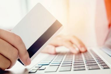 Kadın alışveriş online olarak kredi kartı zevk ile dizüstü bilgisayar kullanarak 