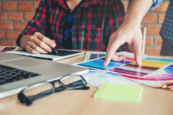 Zwei Grafikdesigner zeichnen auf Grafik-Tablet und Farbpalette — Stockfoto