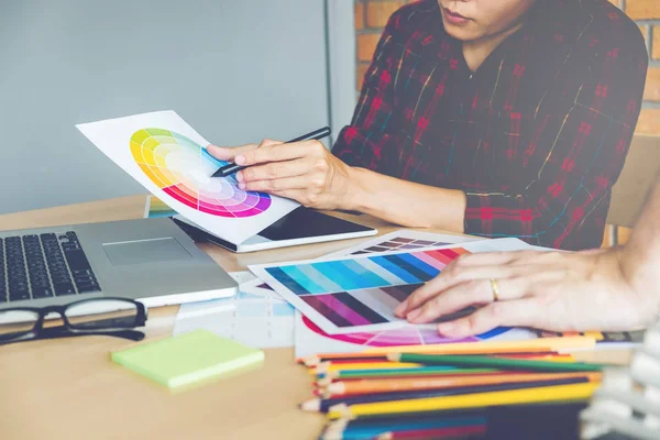 Dibujo de dos diseñadores gráficos en tableta gráfica y paleta de colores — Foto de Stock