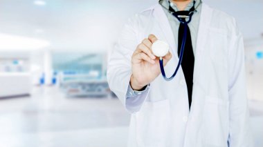 Doktor stetoskop bir hastane koğuşunda arka plan üzerinde tutan
