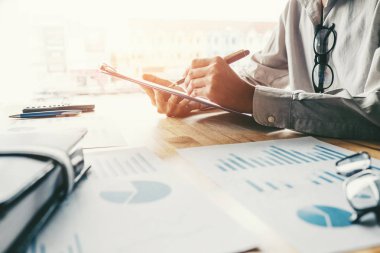 İş planlama strateji yeni planı financia tartışmaya analizi