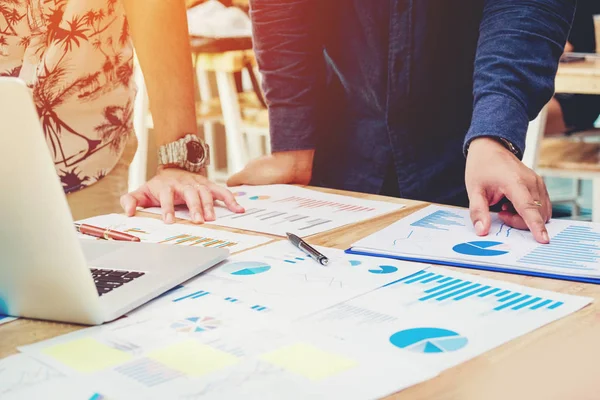 Start verksamhet samtidig arbete gruppmöte arbetar på Laptop nya affärs — Stockfoto