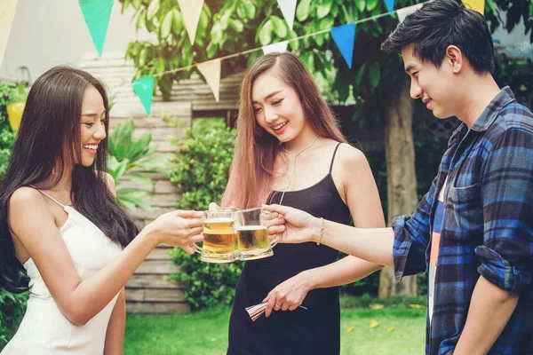 Grupo de jóvenes asiáticos celebrando festivales de cerveza feliz whi — Foto de Stock