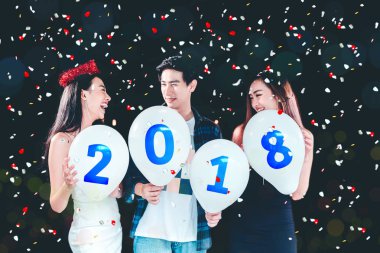 Newyear parti, kutlama parti grup Asyalı genç insanlar hol
