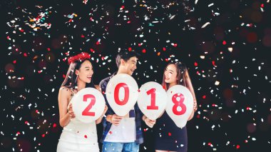 Newyear parti, kutlama parti grup Asyalı genç insanlar hol