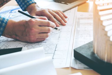 Mimar ya da ofis planı üzerinde çalışıyor. Mimarlar