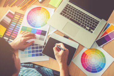 Grafik tasarımcı grafik tablet işyerinde çizim